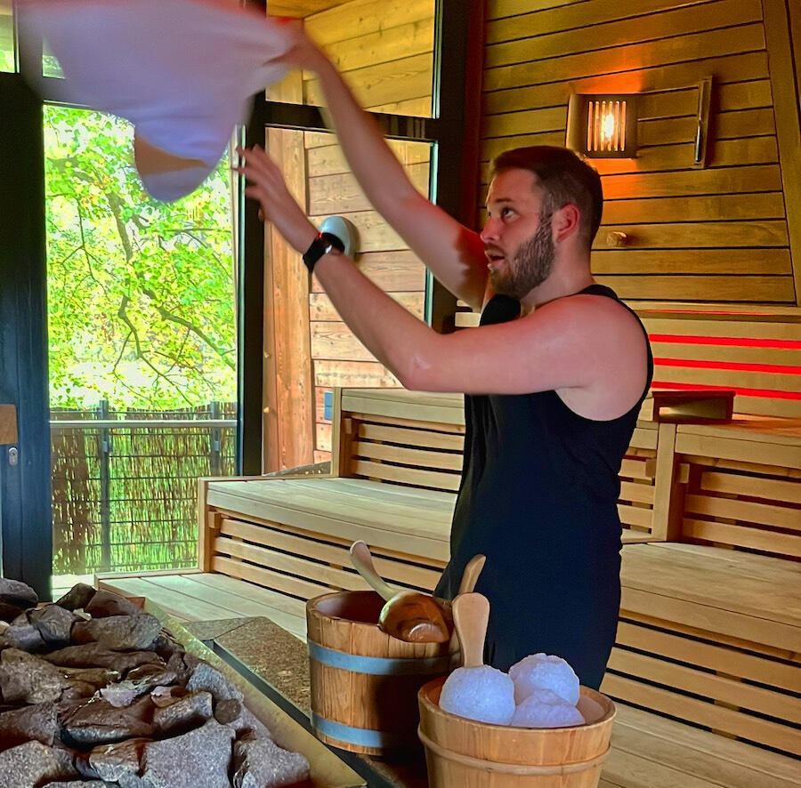 Show-Aufguss Faruk Tuerkyilmaz Spektakulärer Show-Aufguss von Faruk Türkyilmaz mit Musik und dynamischer Wedeltechnik für ein unvergessliches Sauna-Event.